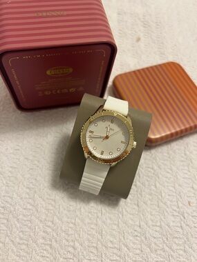 Fossil White and Gold Women's Silicone Strap Watch. New with tags!